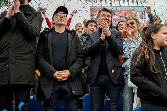 Gad Elmaleh a ouvert le premier corso carnavalesque en journée, en compagnie de Christian Estrosi, le maire de Nice, Laura Tenoudji Estrosi, leur fille Bianca, et Graig Monetti, l'adjoint au maire en charge de l'événementiel, durant la 140eme édition du Carnaval de Nice "Roi des Oceans" à Nice, le 23 février 2025© Bruno Bebert / Bestimage