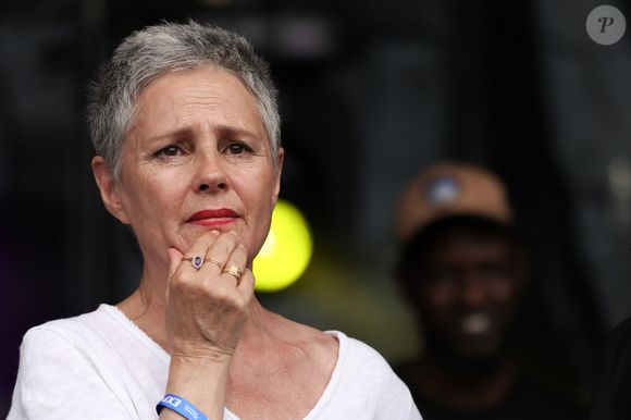 L'actrice française Anouk Grinberg lors d'un rassemblement de protestation contre le parti d'extrême droite français, le Rassemblement national (RN), lancé à l'initiative d'organisations de médias indépendants et co-organisé par des syndicats et des associations de la société civile, place de la République, Paris, France, le 27 juin 2024. © Stéphane Lemouton / Bestimage