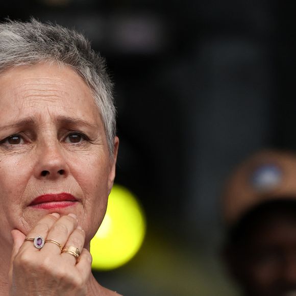 L'actrice française Anouk Grinberg lors d'un rassemblement de protestation contre le parti d'extrême droite français, le Rassemblement national (RN), lancé à l'initiative d'organisations de médias indépendants et co-organisé par des syndicats et des associations de la société civile, place de la République, Paris, France, le 27 juin 2024. © Stéphane Lemouton / Bestimage