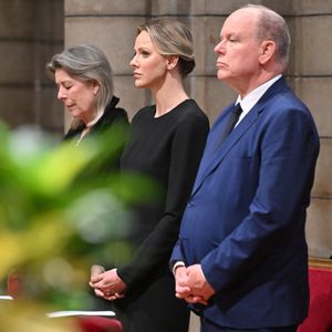 La princesse Caroline de Hanovre, La princesse Charlène de Monaco, Le prince Albert II de Monaco - La famille princière monégasque a assisté à la messe pontificale en hommage au pape François, célébrée en la Cathédrale de Monaco par Monseigneur Dominique-Marie David, le 22 avril 2025.
© Bruno Bebert / Bestimage