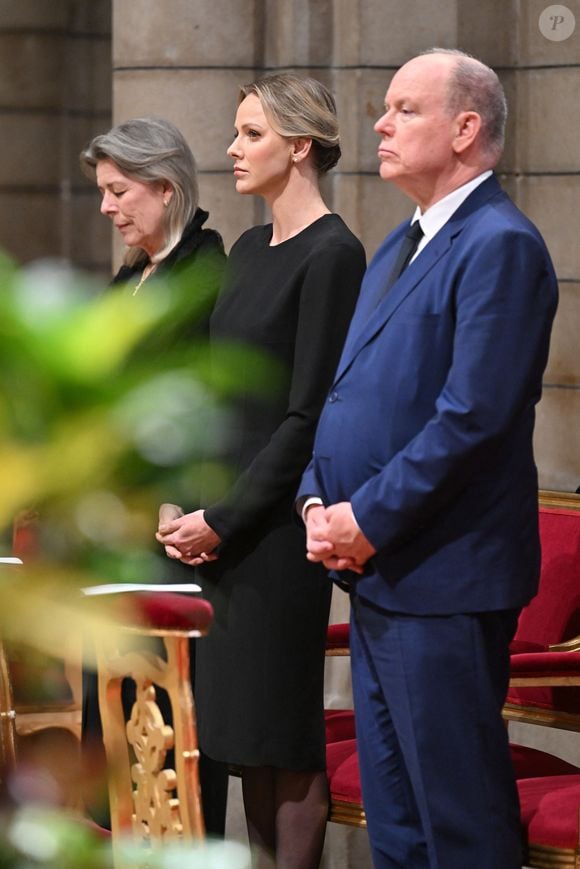 La princesse Caroline de Hanovre, La princesse Charlène de Monaco, Le prince Albert II de Monaco - La famille princière monégasque a assisté à la messe pontificale en hommage au pape François, célébrée en la Cathédrale de Monaco par Monseigneur Dominique-Marie David, le 22 avril 2025.
© Bruno Bebert / Bestimage