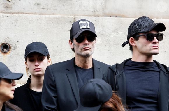 Petite dernière qu'Anthony Delon a eue avec Sophie Clerico, Liv a décidé de se frotter à un univers très select. 

Anthony Delon et sa fille Liv - Sortie des obsèques de Jean-Yves Le Fur en l'église Saint-Roch à Paris, le 6 avril 2024. 
© Jacovides / Moreau / Bestimage