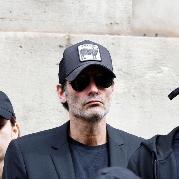 Petite dernière qu'Anthony Delon a eue avec Sophie Clerico, Liv a décidé de se frotter à un univers très select. 

Anthony Delon et sa fille Liv - Sortie des obsèques de Jean-Yves Le Fur en l'église Saint-Roch à Paris, le 6 avril 2024. 
© Jacovides / Moreau / Bestimage