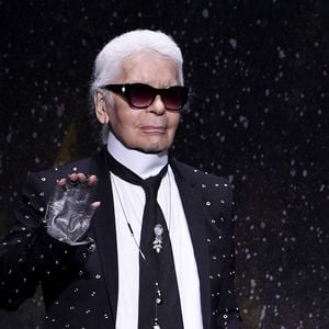 Le créateur, affaibli, s’est laissé aller à se nourrir presque exclusivement de foie gras et de menus McDonald’s.
Le styliste Karl Lagerfeld au défilé de mode "Fendi", collection Haute-Couture automne-hiver 2017/2018.
Fashion PPS / Bestimage