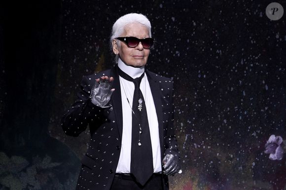 Le créateur, affaibli, s’est laissé aller à se nourrir presque exclusivement de foie gras et de menus McDonald’s.

Le styliste Karl Lagerfeld au défilé de mode "Fendi", collection Haute-Couture automne-hiver 2017/2018.

Fashion PPS / Bestimage