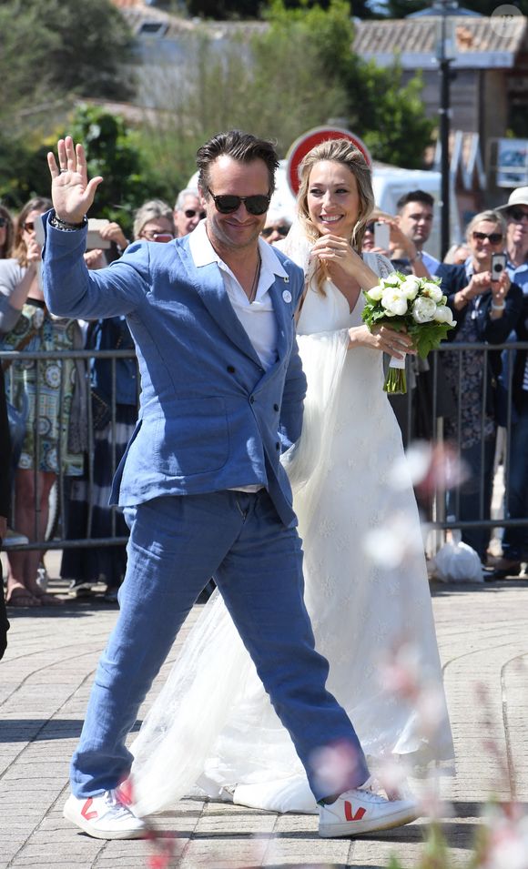 Laura Smet arrive à l'église avec son frère David Hallyday où elle se mariera avec Raphaël Lancrey Javal le 15 juin 2019 à l'église Notre-Dame-Des-Flots au Cap Ferret, France. Aujourd'hui, c'est aussi l'anniversaire de Johnny Hallyday. Photo ABACAPRESS.COM
