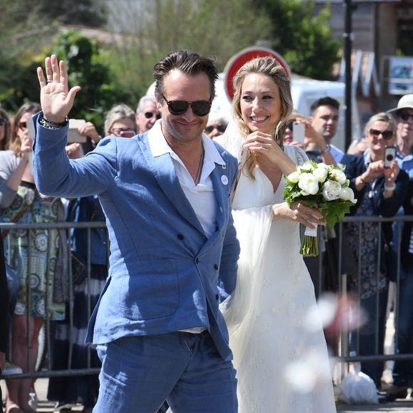 Laura Smet arrive à l'église avec son frère David Hallyday où elle se mariera avec Raphaël Lancrey Javal le 15 juin 2019 à l'église Notre-Dame-Des-Flots au Cap Ferret, France. Aujourd'hui, c'est aussi l'anniversaire de Johnny Hallyday. Photo ABACAPRESS.COM
