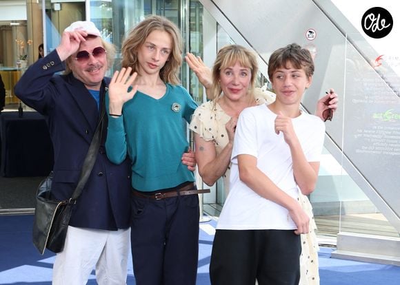 À ses côtés, son frère aîné Billy Blanchard a lui aussi attiré l'attention. Très à l'aise devant les photographes, il a affiché une assurance et une élégance déjà bien affirmées. 

Philippe Katerine, Julie Depardieu et leurs enfants Billy et Alfred  - Séance photo du film « Les derniers jours de Charles Baudelaire » lors de la 65e édition du Festival de télévision de Monte-Carlo, le 14 juin 2026

 © Denis Guignebourg /Bestimage