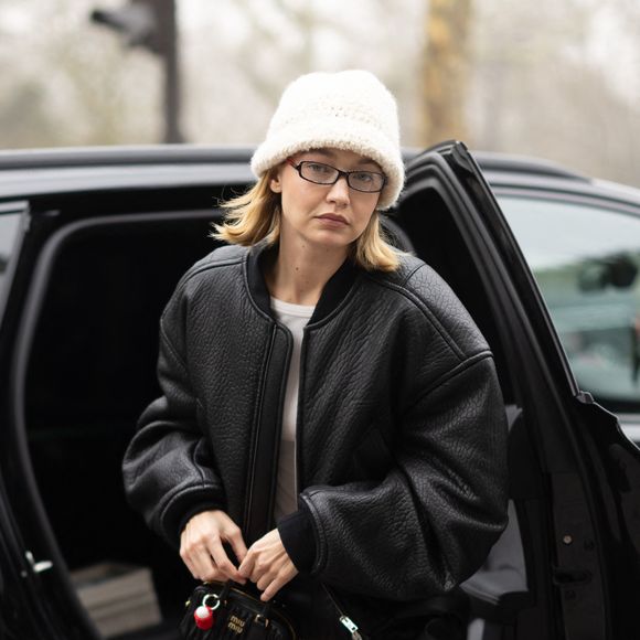 Gigi Hadid arrive au défilé Miu Miu Mode Féminine Prêt-À-Porter Automne/Hiver 2025-2026 lors de la Fashion Week de Paris (PFW) au Conseil économique et social Palais de Iéna, à Paris, France, le 11 mars 2025. © Tiziano da Silva/Bestimage