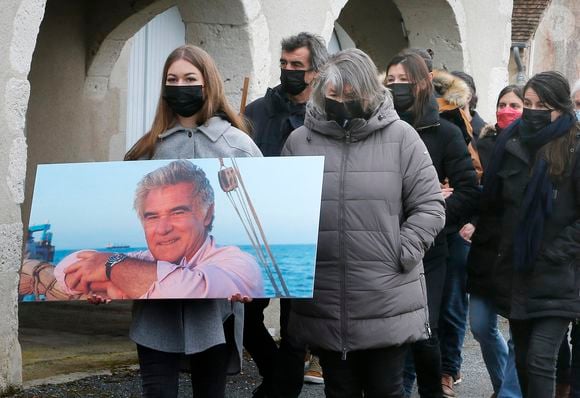 Le présentateur de "Thalassa" est mort en 2021 des suites de la maladie d'Alzheimer.

Exclusif - Monique Pernoud (femme du défunt) avec ses filles, Fanny et Julie (filles du défunt) - Obsèques de l'animateur phare de l'émission Thalassa, Georges Pernoud, à Monestier en Dordogne, France, le 16 janvier 2021. © Bestimage