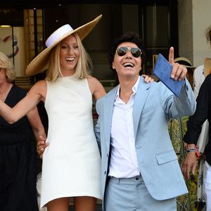 Les jeunes mariés, Jean-Luc Lahaye et sa femme Paola (Lahaye-Aubin) à la sortie de la mairie du 18ème arrondissement de Paris - J.L.Lahaye s'est marié en secondes noces avec sa compagne P.Aubin à la mairie du 18ème arrondissement de Paris, le 2 juillet 2025. © Agence / Bestimage