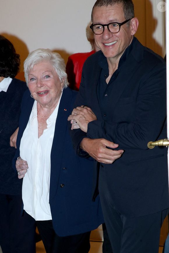 Rachida Dati, Dany Boon et Muriel Robin étaient également là

Line Renaud et Dany Boon - Line Renaud fait don de ses archives aux Archives Nationales au Ministère de la Culture, Paris le 12 Mai 2025. L’ex-meneuse de revue qui fêtera ses 97 ans le 2 juillet prochain a remis à la ministre de la Culture R. Dati, la lettre par laquelle elle fait don de ses archives (correspondances, papiers et documents personnels et professionnels) à l’État. Un moment fort en émotions qu’elle a partagé avec ses «enfants de cœur». © Bertrand Rindoff / Bestimage