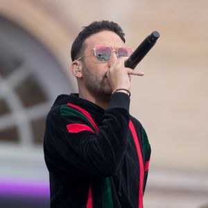 Selon "L'Informé", les propriétaires demandent plus de 106 millions d'euros à la plate-forme de location Homelly et au label Midi Midi Productions, qui aurait produit le titre. Ils exigent également de la société Google, propriétaire de YouTube, qu'elle retire la vidéo.

Exclusif - Heuss l'Enfoiré - Enregistrement de l'émission "La chanson de l'année" dans les jardins du Palais Royal à Paris. Le 11 juin 2020. © Cyril Moreau / Bestimage