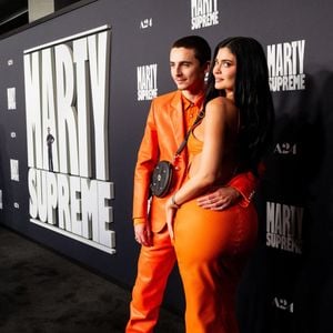 Beverly Hills, CA Des célébrités assistent à la première à Los Angeles du film "Marty Supreme" de A24 au Samuel Goldwyn Theater à Beverly Hills, Californie. Sur la photo : Timothée Chalamet, Kylie Jenner - 8 décembre 2025 © Backgrid USA / Bestimage