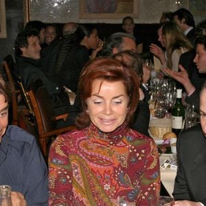 L'auteur français Paul-Loup Sulitzer (à droite) avec Bernard Tapie et sa femme Dominique lors de sa fête d'anniversaire aux Bains à Paris, France, le 21 octobre 2004. Photo par Benoit Pinguet/ABACA.