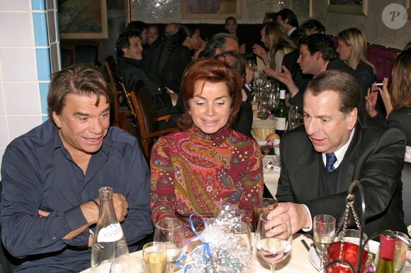 L'auteur français Paul-Loup Sulitzer (à droite) avec Bernard Tapie et sa femme Dominique lors de sa fête d'anniversaire aux Bains à Paris, France, le 21 octobre 2004. Photo par Benoit Pinguet/ABACA.