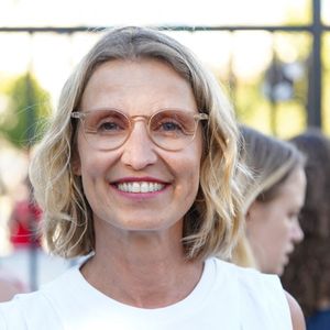 Fidèle à une éducation tournée vers le naturel, la comédienne privilégie depuis toujours des gestes simples, transmis par sa mère. 

Alexandra Lamy - Les célébrités ont répondu présente à la 'Grande marche citoyenne' contre les violences sexuelles devant ministère français de la Justice,  place Vendôme, à Paris, France, le 4 juillet 2026. © Anne-Sophie Guebey/Bestimage