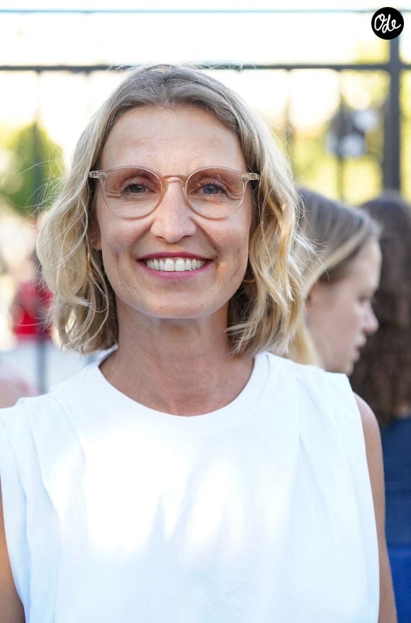 Fidèle à une éducation tournée vers le naturel, la comédienne privilégie depuis toujours des gestes simples, transmis par sa mère. 

Alexandra Lamy - Les célébrités ont répondu présente à la 'Grande marche citoyenne' contre les violences sexuelles devant ministère français de la Justice,  place Vendôme, à Paris, France, le 4 juillet 2026. © Anne-Sophie Guebey/Bestimage