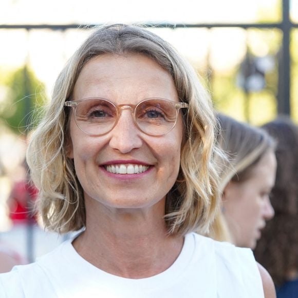 Fidèle à une éducation tournée vers le naturel, la comédienne privilégie depuis toujours des gestes simples, transmis par sa mère. 

Alexandra Lamy - Les célébrités ont répondu présente à la 'Grande marche citoyenne' contre les violences sexuelles devant ministère français de la Justice,  place Vendôme, à Paris, France, le 4 juillet 2026. © Anne-Sophie Guebey/Bestimage