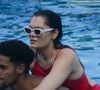 "Ce sera mon dernier concert avant d'aller me battre contre un cancer du sein. Ce concert est donc vraiment spécial pour moi vous n'imaginez pas."
Exclusif - La chanteuse Jessie J et son compagnon Chanan Colman passent du bon temps dans une piscine à Rio de Janeiro, Brésil, le 7 septembre 2022. Jessie portait un maillot une pièce rouge. S’adressant à ses 11 millions d’abonnés sur Instagram, la chanteuse est revenue sur le traumatisme de la fausse couche qu’elle a connue fin novembre 2021. Backgrid USA / Bestimage