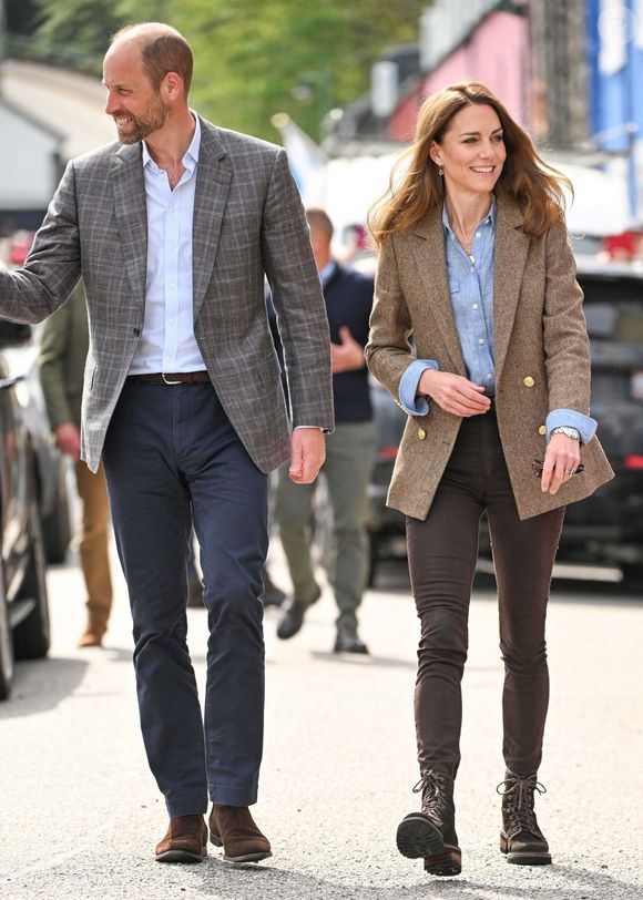 Pas de moments à deux pour l'occasion mais un voyage officiel
Le prince William, prince de Galles, et Catherine (Kate) Middleton, princesse de Galles, duc et duchesse de Rothesay, visitent la ville de Tobermory en Ecosse, Royaume Uni, le 29 avril 2025. © Backgrid UK/Bestimage