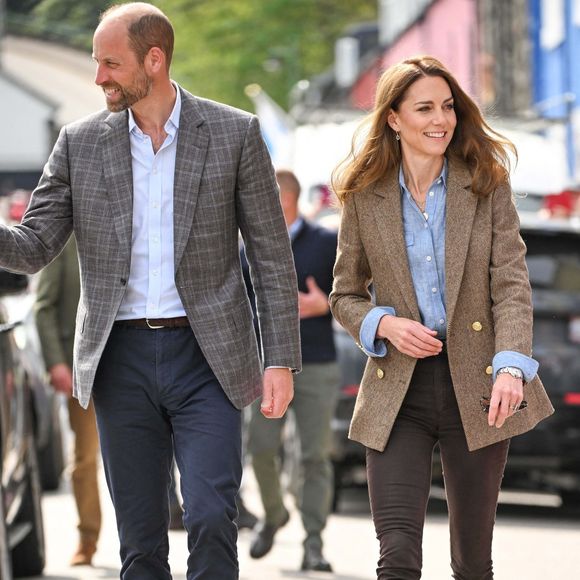 Pas de moments à deux pour l'occasion mais un voyage officiel
Le prince William, prince de Galles, et Catherine (Kate) Middleton, princesse de Galles, duc et duchesse de Rothesay, visitent la ville de Tobermory en Ecosse, Royaume Uni, le 29 avril 2025. © Backgrid UK/Bestimage