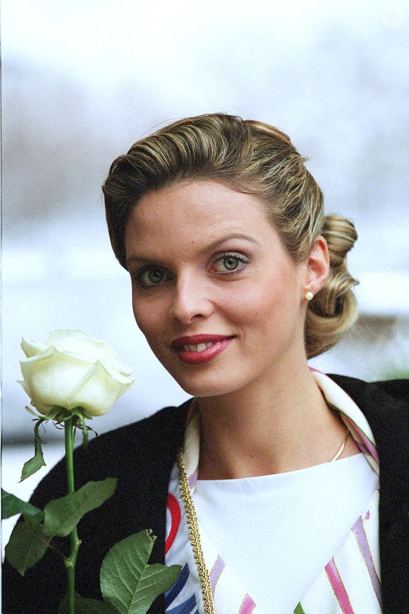 Sylvie Tellier à son retour à Lyon après son sacre de Miss France 2002, le 18 janvier 2002, en France. Photo : Daniel Giry / Bestimage.