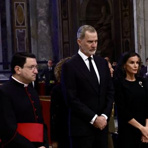 Le roi Felipe VI et la reine Letizia d’Espagne, assistent aux funérailles du pape François devant la basilique Saint Pierre à Rome. 
© Casa de SM El Rey / Bestimage LALO YASKY / BESTIMAGE