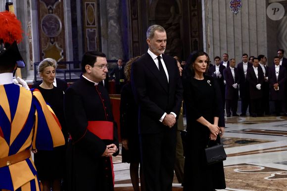 Le roi Felipe VI et la reine Letizia d’Espagne, assistent aux funérailles du pape François devant la basilique Saint Pierre à Rome. 
© Casa de SM El Rey / Bestimage LALO YASKY / BESTIMAGE