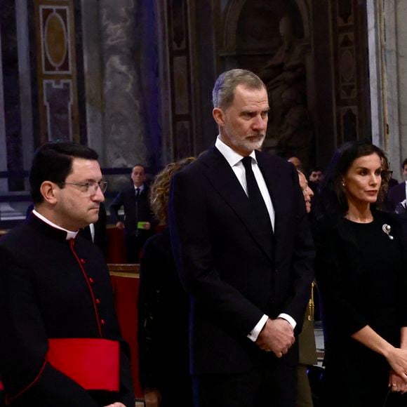 Le roi Felipe VI et la reine Letizia d’Espagne, assistent aux funérailles du pape François devant la basilique Saint Pierre à Rome. 
© Casa de SM El Rey / Bestimage LALO YASKY / BESTIMAGE