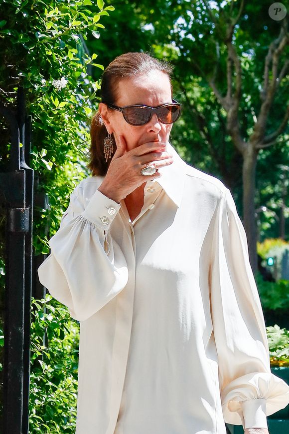 Exclusif - Carole Bouquet - Arrivées aux obsèques de Francis Giacobetti à la chapelle Saint Pierre de Neuilly-sur-Seine, France, le 12 juin 2025. © Christophe Clovis/Bestimage