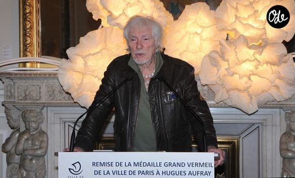 Hugues Aufray reçoit la médaille Grand Vermeil de la ville des mains d'Anne Hidalgo, à l'hôtel de ville de Paris le 18 décembre 2025.

© Philippe Baldini/Bestimage