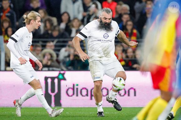 Après son interview choc concernant son amnésie

Paul Mirabel et Sébastien Chabal lors du match de gala entre les Légendes et le RC Lens au Stade Bollaert-Delelis le 31 octobre 2023 à Lens, France. Photo by Baptiste Paquot/ABACAPRESS.COM