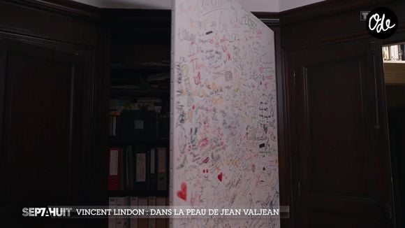 "J’ai vu ça chez un ami. Il avait acheté une toile de peinture blanche et il y avait des accroches, ça devient comme un paravent, une porte, et dessus mes enfants ont griffonné, donc on y voit une évolution. Il y a des tags, des petits mots, il y a une pensée… Et donc ça, j’y tiens beaucoup", a-t-il confié.

L'objet le plus précieux aux yeux de Vincent Lindon - émission "Sept à huit" sur TF1 - Dimanche 4 octobre 2026