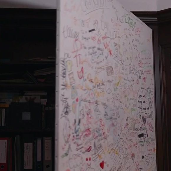 "J’ai vu ça chez un ami. Il avait acheté une toile de peinture blanche et il y avait des accroches, ça devient comme un paravent, une porte, et dessus mes enfants ont griffonné, donc on y voit une évolution. Il y a des tags, des petits mots, il y a une pensée… Et donc ça, j’y tiens beaucoup", a-t-il confié.

L'objet le plus précieux aux yeux de Vincent Lindon - émission "Sept à huit" sur TF1 - Dimanche 4 octobre 2026