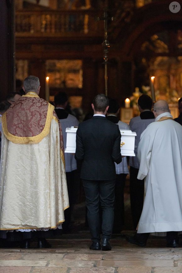 Le cercueil blanc d'Emile arrivant à la basilique Sainte-Marie-Madeleine de Saint-Maximin-la-Sainte-Baume le 8 février 2025. Il a ensuite été porté par ses parents Marie et Colomban Soleil, son parrain et sa marraine. Photo by Shootpix/ABACAPRESS.COM