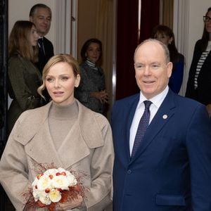 Le prince Albert et Charlene de Monaco offrent des cadeaux aux personnes défavorisées au bureau de la Croix-Rouge de Monaco, le 14 novembre 2025.

Photo : Olivier Huitel / Pool Monaco / Bestimage