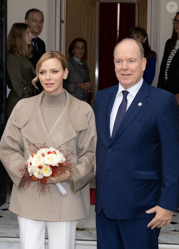 Le prince Albert et Charlene de Monaco offrent des cadeaux aux personnes défavorisées au bureau de la Croix-Rouge de Monaco, le 14 novembre 2025.

Photo : Olivier Huitel / Pool Monaco / Bestimage
