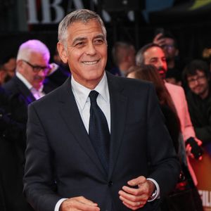 George Clooney à la première du film "Jay Kelly" au Royal Festival Hall dans le cadre du Festival du film de Londres 2025.

© Backgrid UK/ Bestimage