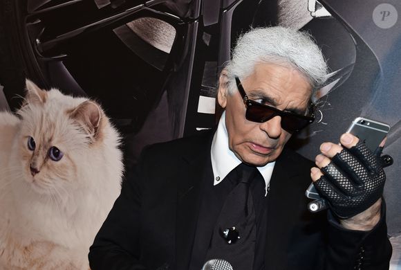 Le créateur de mode Karl Lagerfeld regarde son smartphone lors du vernissage de son calendrier photo " Corsa Karl et Choupette " au Palazzo Italia à Berlin, Allemagne, 03 février 2015. Photo Jens Kalaene/DPA/ABACAPRESS.COM