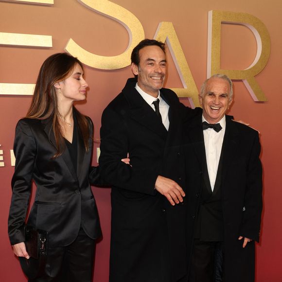 "Ce n'est pas vraiment un hommage, il y aura juste un magnéto de deux minutes". Des mots bref et concis pour le comédien de 60 ans qui semblait déjà très ému à l'idée de revoir son père sur grand écran.

Anthony Delon, sa fille Liv et Alain Terzian - Photocall de la 50ème édition de la cérémonie des César à l'Olympia à Paris, France, le 28 février 2025 © Dominique Jacovides - Olivier Borde / Bestimage