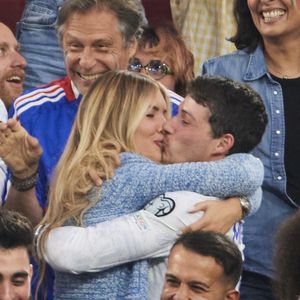 Dylan Deschamps et sa compagne Mathilde Cappelaere - Célébrités dans les tribunes du match du groupe D de l'Euro 2024 entre l'équipe de France face à l'Autriche (1-0) à Dusseldorf en Allemagne le 17 juin 2024. © Cyril Moreau/Bestimage