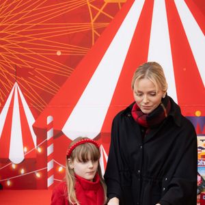 La princesse Charlène de Monaco, La princesse Gabriella de Monaco, comtesse de Carladès - La famille princière de Monaco offre les traditionnels cadeaux de Noël aux enfants monégasques dans la Cour du Palais Princier, le 18 décembre 2024. 
© Olivier Huitel / Pool Monaco / Bestimage