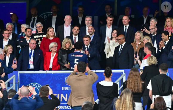 Jean-Pierre Caillot, Catherine Vautrin, Brigitte Macron, Emmanuel Macron, Marquinhos, Philippe Diallo, Marie Barsacq, Nasser Al-Khelaïfi - Célébrités lors de la finale de la Coupe de France 2025 entre le PSG (Paris Saint-Germain) et Reims 3-0 au Stade de France le 24 mai 2025. © Christian Liewig / Bestimage