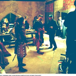 Elle raconte avoir entendu certains collègues critiquer son jeu pendant le tournage.


Tournage des Visiteurs 2 : Les couloirs du temps avec Jean Reno et Jean-Marie Poiré (archive)
© Agence Bestimage