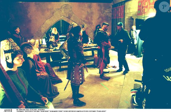 Elle raconte avoir entendu certains collègues critiquer son jeu pendant le tournage.


Tournage des Visiteurs 2 : Les couloirs du temps avec Jean Reno et Jean-Marie Poiré (archive)
© Agence Bestimage