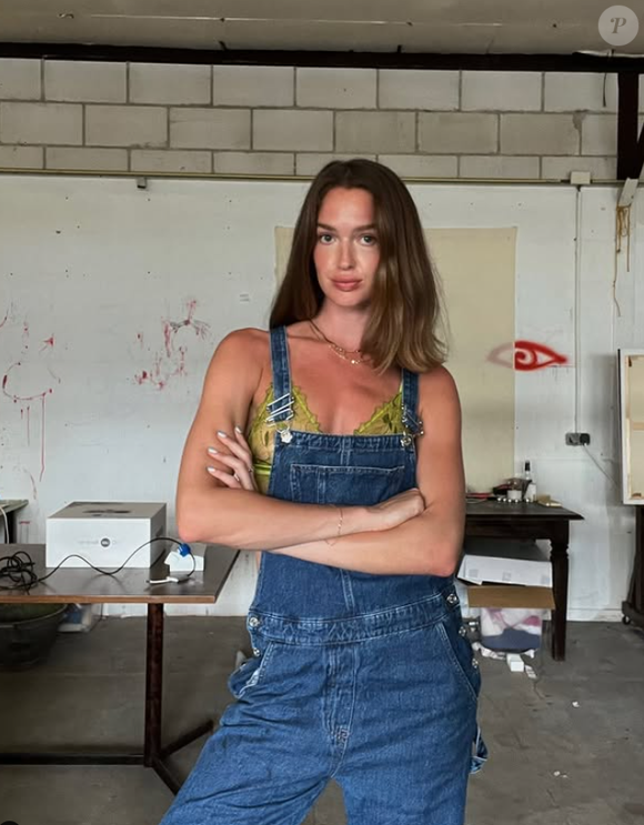 Sa page compte en majorité les résultats de son travail dans son studio de peinture mais aussi des images de ses vacances, parfois avec Anthony Bourbon d'ailleurs. 

Anthony Bourbon (Qui veut être mon associé ?) en couple avec la mannequin Annelotte van Thull. Instagram