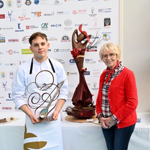 Pour préserver la santé et contrôler sa glycémie, la diététicienne Nathalie Négro déconseille fortement de se tourner vers le chocolat blanc.
Exclusif - Pierre Augeix, arrivé premier du concours, et Mercotte, membre du jury, durant la sixième édition, le 3 février 2026, du Trophée Cacao Criollo© Bruno Bebert / Bestimage