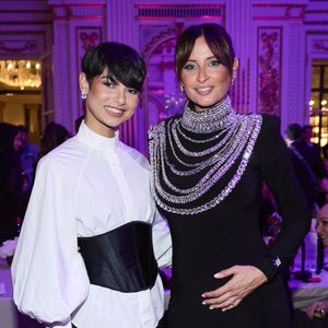 Eve Gilles (Miss France 2024), Malika Ménard (Miss France 2010) enceinte - Première édition des Trophées Madame – Le Grand Dîner dans le cadre prestigieux de l'hôtel Peninsula à Paris le 6 mars 2025. Cet événement d’exception a réuni des figures influentes du monde de la culture, du sport, du luxe et de l’entrepreneuriat, venues célébrer les femmes qui façonnent et inspirent notre époque.
Placée sous le signe de l’excellence, de l’innovation et de l’audace, cette soirée a mis à l’honneur des personnalités féminines remarquables, sélectionnées pour leur impact et leur engagement dans leur domaine respectif.
Le trophée exclusif des « Trophées Madame » a été conçu par l’artiste de street art Leloluce, incarnant la force et la résilience des femmes d’aujourd’hui.
Les lauréates ont été choisies par un comité d’expertes influentes, issues du mouvement Women With Impact et reconnues pour leur discernement et leur engagement en faveur de la promotion des femmes. © Cyril Moreau/Bestimage
