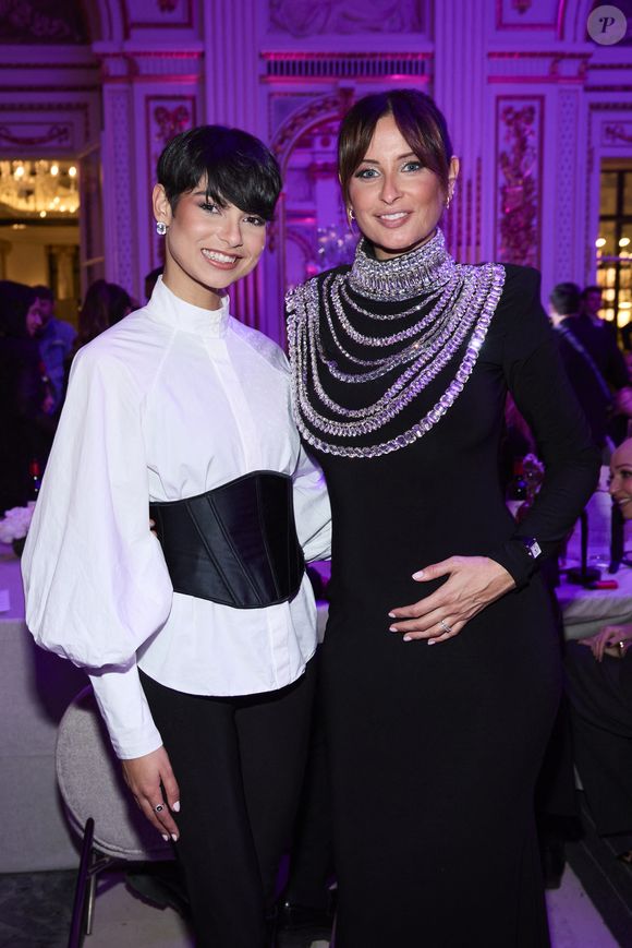 Eve Gilles (Miss France 2024), Malika Ménard (Miss France 2010) enceinte - Première édition des Trophées Madame – Le Grand Dîner dans le cadre prestigieux de l'hôtel Peninsula à Paris le 6 mars 2025. Cet événement d’exception a réuni des figures influentes du monde de la culture, du sport, du luxe et de l’entrepreneuriat, venues célébrer les femmes qui façonnent et inspirent notre époque.
Placée sous le signe de l’excellence, de l’innovation et de l’audace, cette soirée a mis à l’honneur des personnalités féminines remarquables, sélectionnées pour leur impact et leur engagement dans leur domaine respectif.
Le trophée exclusif des « Trophées Madame » a été conçu par l’artiste de street art Leloluce, incarnant la force et la résilience des femmes d’aujourd’hui.
Les lauréates ont été choisies par un comité d’expertes influentes, issues du mouvement Women With Impact et reconnues pour leur discernement et leur engagement en faveur de la promotion des femmes. © Cyril Moreau/Bestimage